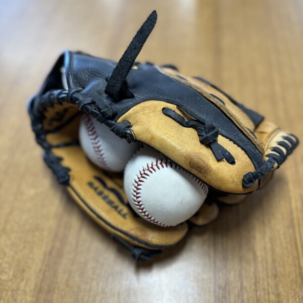 GUANTONE E TRE PALLE BASEBALL