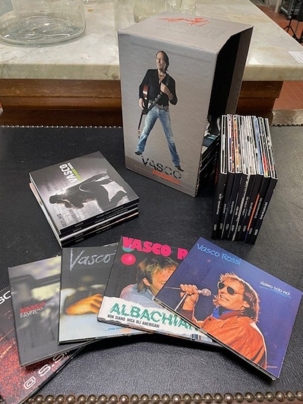 COFANETTO VASCO ROSSI - MANIFESTO 17 CD + 4 LIBRETTI - immagine 3