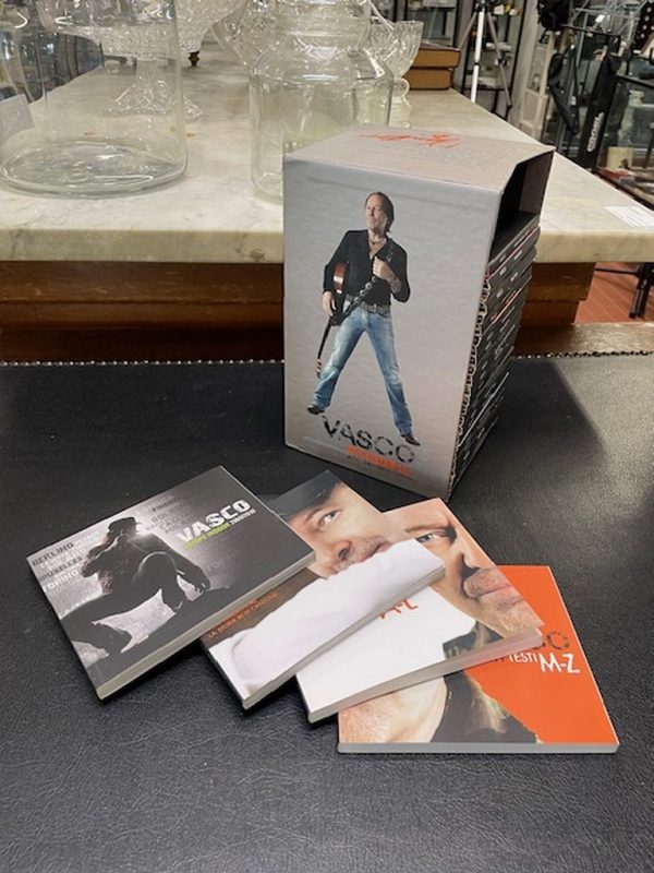 COFANETTO VASCO ROSSI - MANIFESTO 17 CD + 4 LIBRETTI - immagine 4