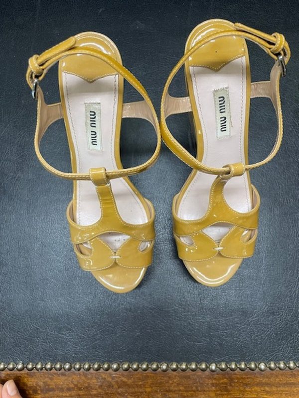 Sandalo In Pelle Verniciata Senape N 37 Miu Miu