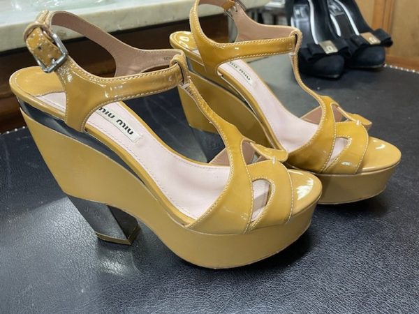 Sandalo In Pelle Verniciata Senape N 37 Miu Miu - immagine 3
