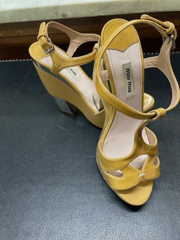 Sandalo In Pelle Verniciata Senape N 37 Miu Miu - immagine 5