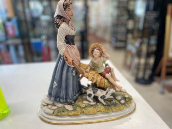 Statua Capodimonte Donna Bimbo Cariola Cane