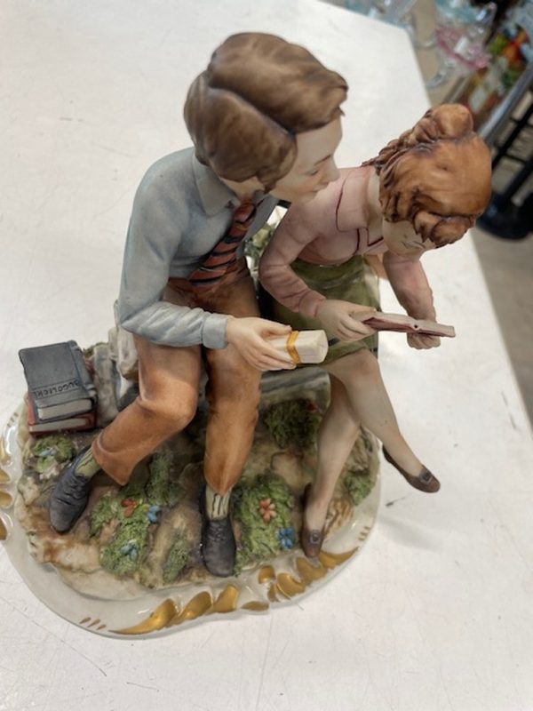 Statua Due Amanti Panchina Libro Bucoliche - immagine 2