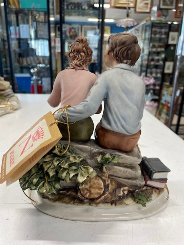 Statua Due Amanti Panchina Libro Bucoliche - immagine 3