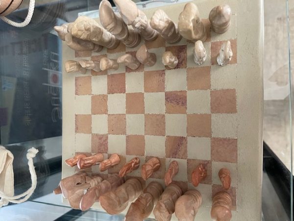 Scacchiera In Pietra Intagliata ( 2 Pedine Incollate)