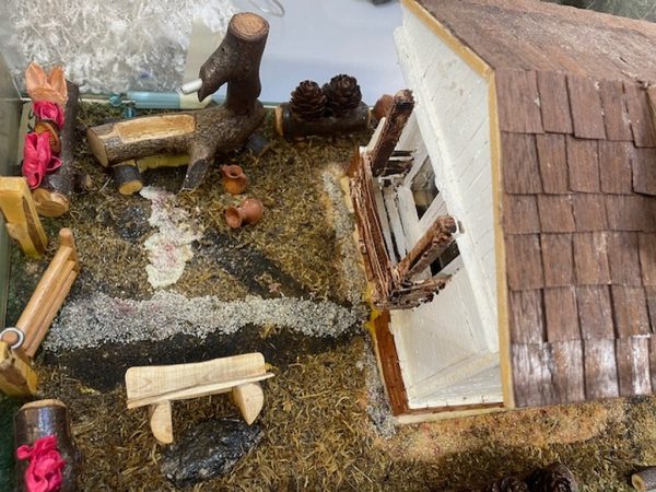 Presepe Casa Bianca Tronchi Legno Fioriere