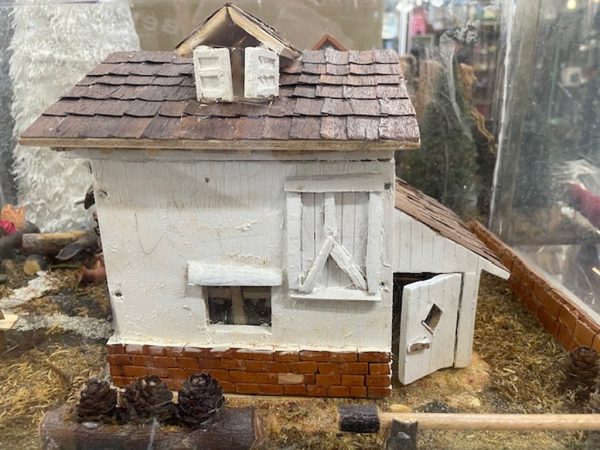 Presepe Casa Bianca Tronchi Legno Fioriere - immagine 2