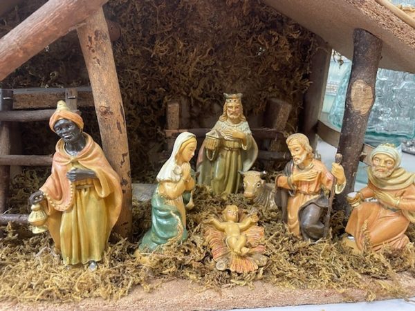 Presepe In Legno Con Statuine